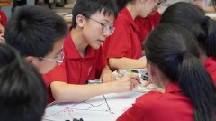 矫健的身姿阳光大课间学生们在操场上列队奔跑实现减负增效