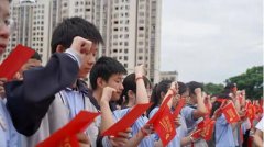 合影话别在校服上互送离别赠言校园里弥漫着浓浓惜别之情