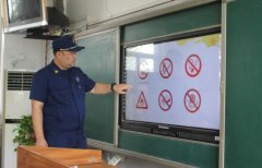 孩子们与消防车辆器材零距离接触真正过足一把消防瘾