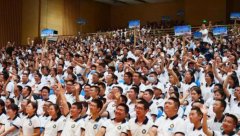 师生配合默契沿着预定疏散路线快速有序地撤离到安全地带