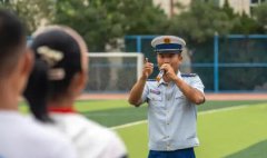 救援人员通过消防大讲堂向师生们普及森林草原防灭火知识