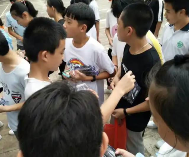 情景判断游戏引导学生对日常物品进行需要与想要的分类讨论